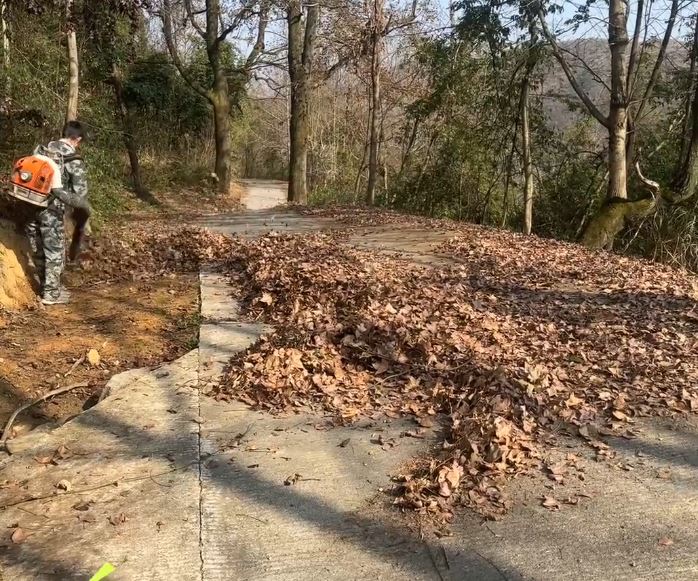 韶關大竹山村村民花了9天沖洗20公里道路，歡迎遊子回家過年。抖音＠遼思河