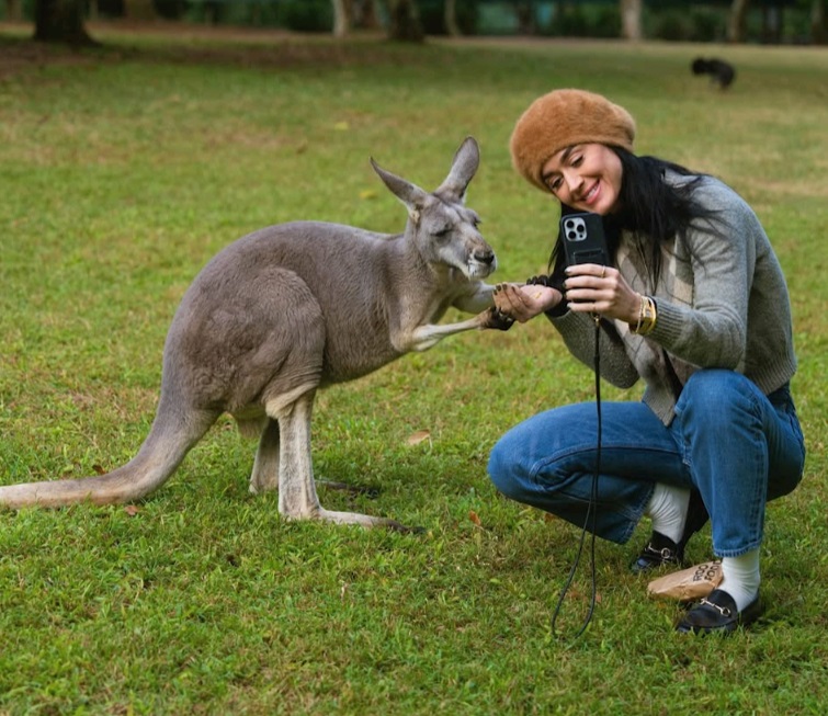 Katy在動物園與袋鼠合照時,可見其左手無名指上並無訂婚戒指。 Katy在動物園與袋鼠合照時,可見其左手無名指上並無訂婚戒指。