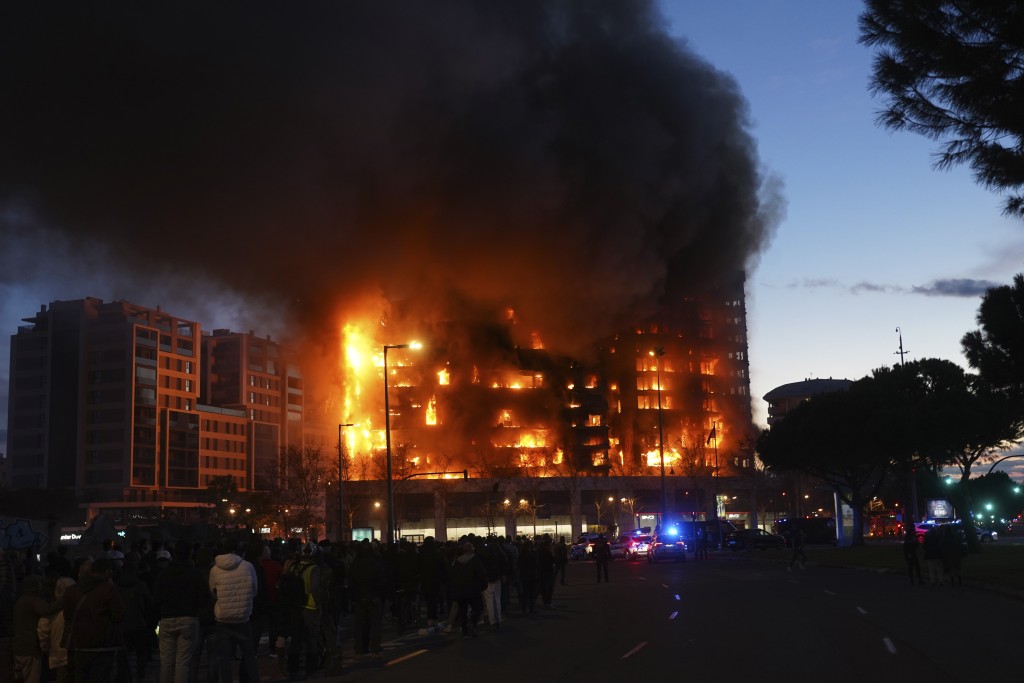 火焰和浓浓黑烟吞噬首先起火的住宅大楼。美联社