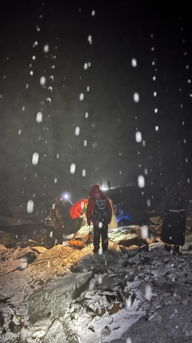 2名男大生擅闖哈巴雪山禁區受傷受困,要救援隊抬落山。紅星新聞 2名男大生擅闖哈巴雪山禁區受傷受困,要救援隊抬落山。紅星新聞