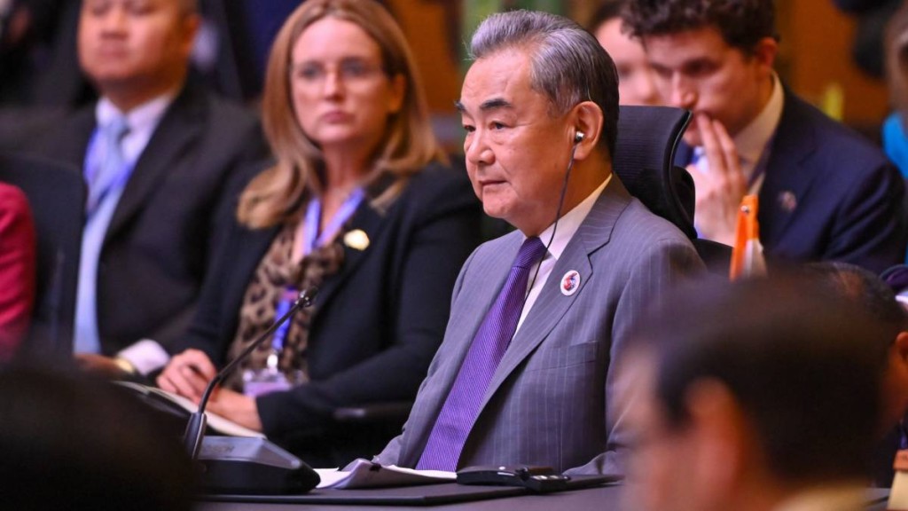 王毅在東亞峰會外長會上闡明中國對「南海仲裁案」的立場。新華社