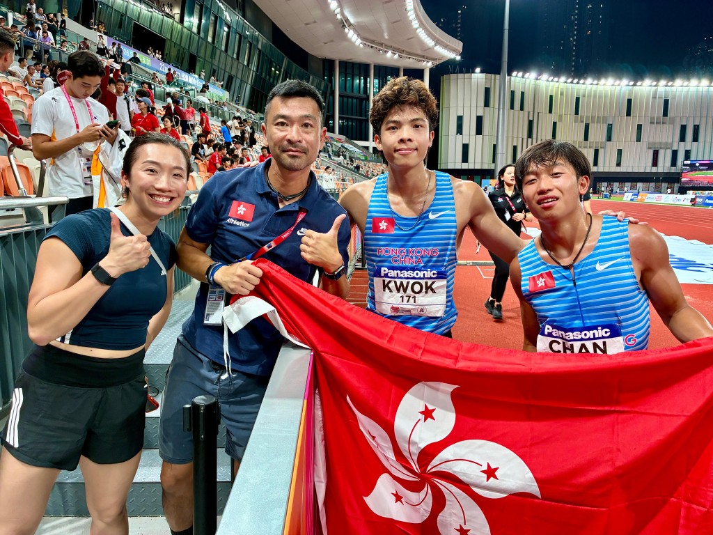 何君龍教練(左二)跟愛徒們合照。徐嘉華攝 何君龍教練(左二)跟愛徒們合照。徐嘉華攝