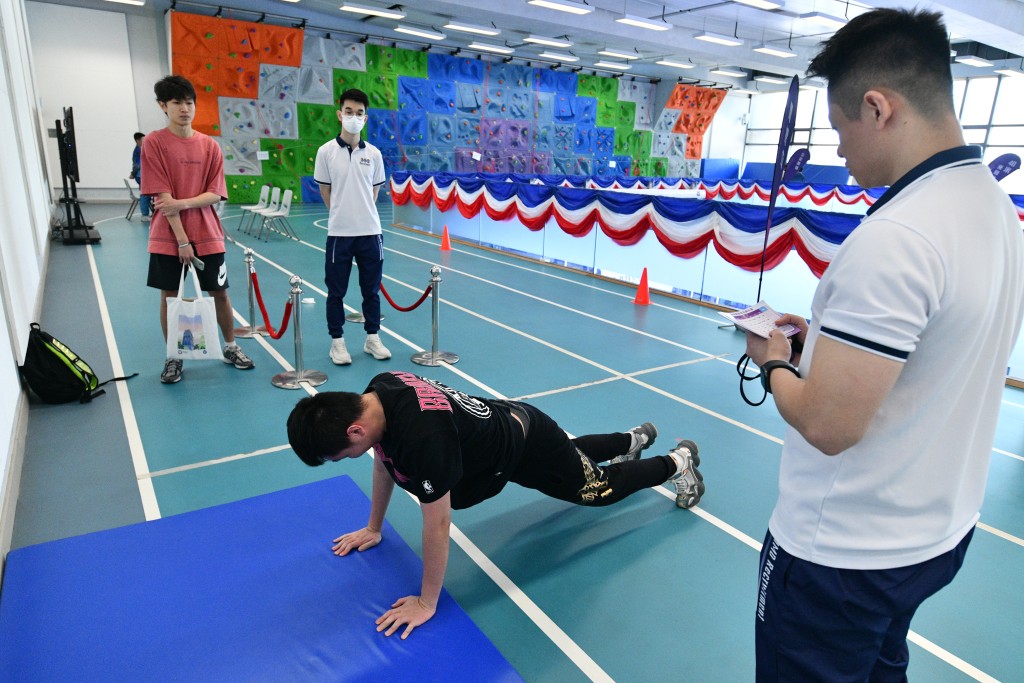 模擬入境處體能測試場讓有意投考入境處的人一試身手。盧江球攝