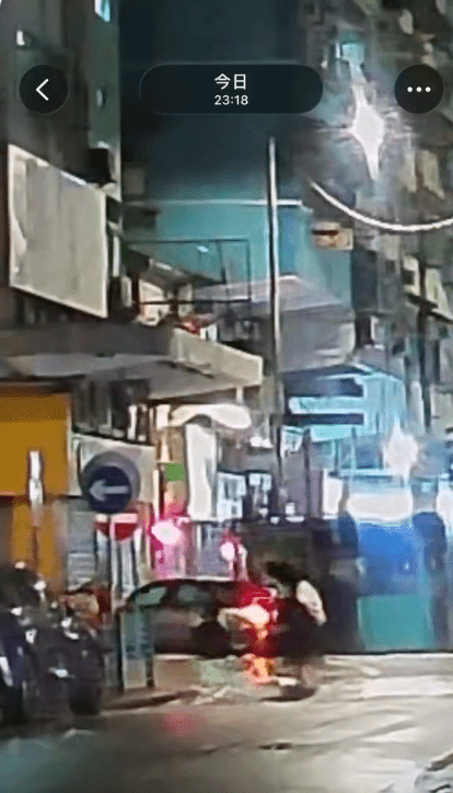 私家車餘勢未了，車頭直直轟向路旁一間已落閘的電訊公司外牆及鐵閘，另一名女子則被夾在私家車車頭與變形鐵閘之間。Threads@denzel_chan