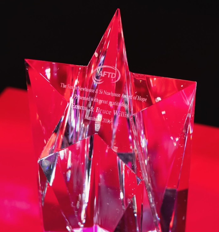 協會頒發獎項予布斯和Emma,以表彰他們對額顳葉退化症社群作出的貢獻。 協會頒發獎項予布斯和Emma,以表彰他們對額顳葉退化症社群作出的貢獻。