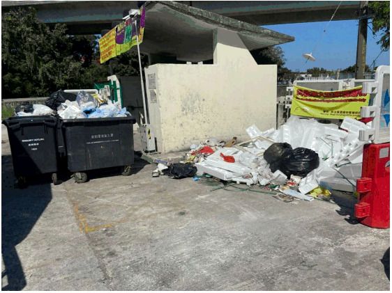 元朗洪水橋石埗村垃圾收集站外改善前。 元朗洪水橋石埗村垃圾收集站外改善前。