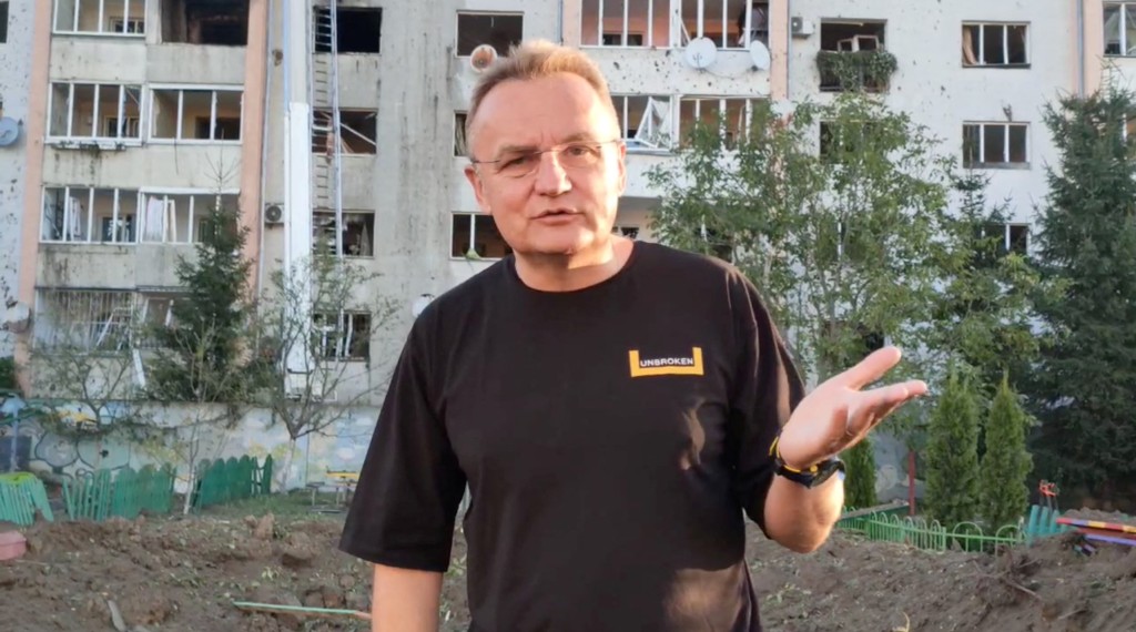利沃夫市长萨多维指利沃夫一处工业仓库在袭击中起火。路透社