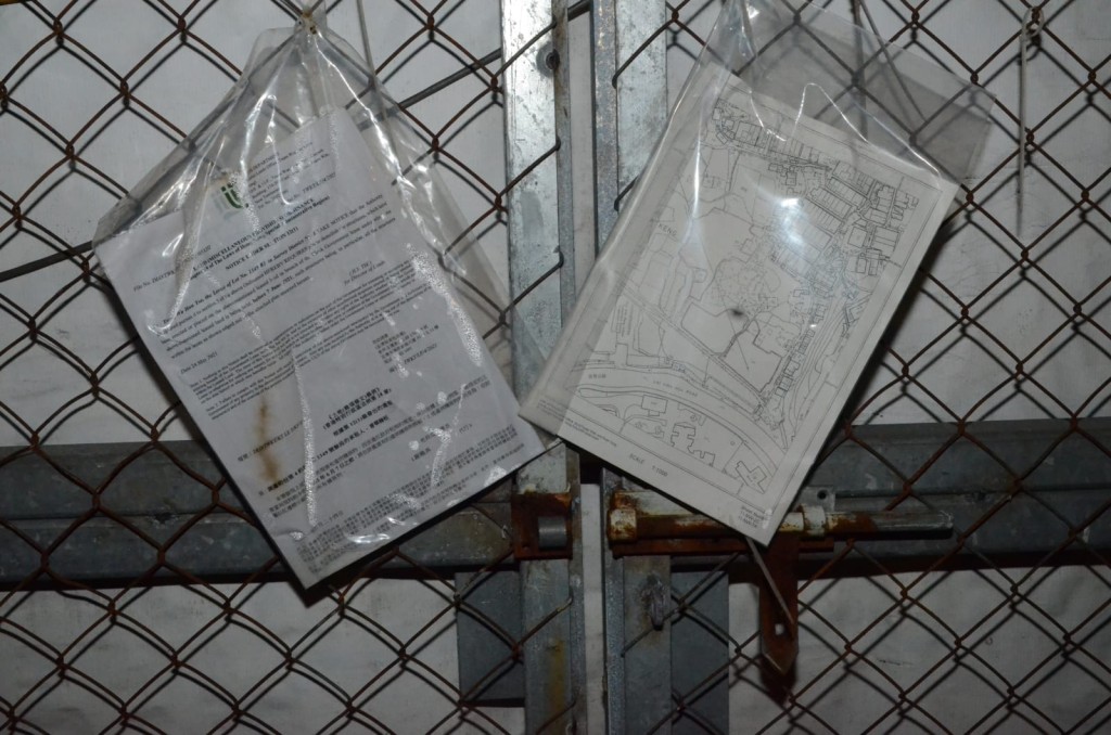 燒烤場外重門深鎖，門外掛有兩份由地政總署發出的文件。