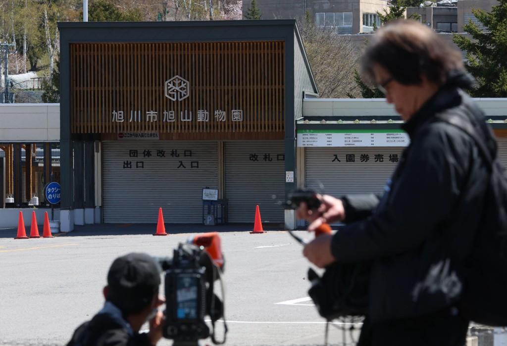 发生烧尸案的旭山动物园，有大批传媒前往采访。美联社