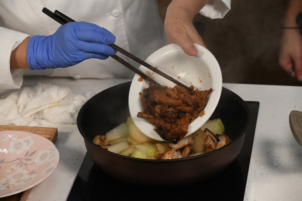 鳳爪已調好味，可先試味才加調味料。