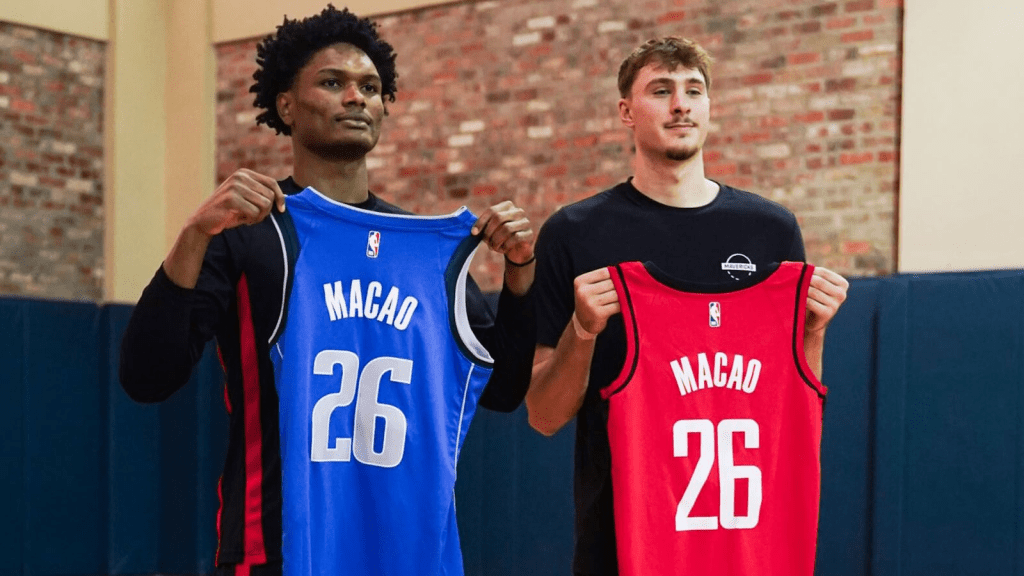 火箭球員阿門湯遜(左)和獨行俠球員法拉格(右)手持印有澳門的兩隊球衣。NBA官方圖片 火箭球員阿門湯遜(左)和獨行俠球員法拉格(右)手持印有澳門的兩隊球衣。NBA官方圖片