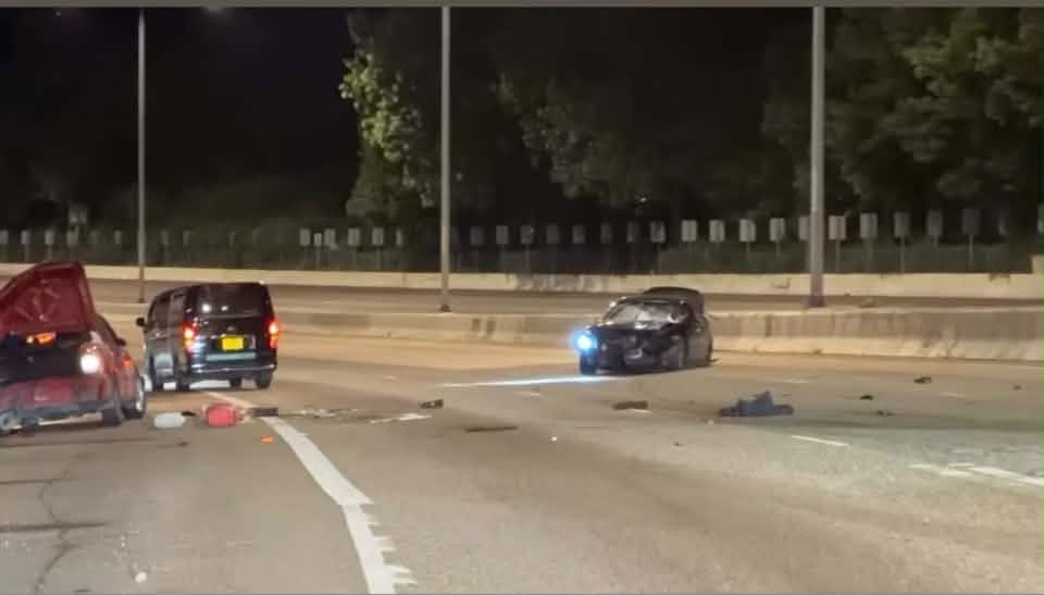 大欖涌屯門公路4車相撞 涉2的士2私家車 3人輕傷送院。Facebook 屯門公路交通關注組圖片