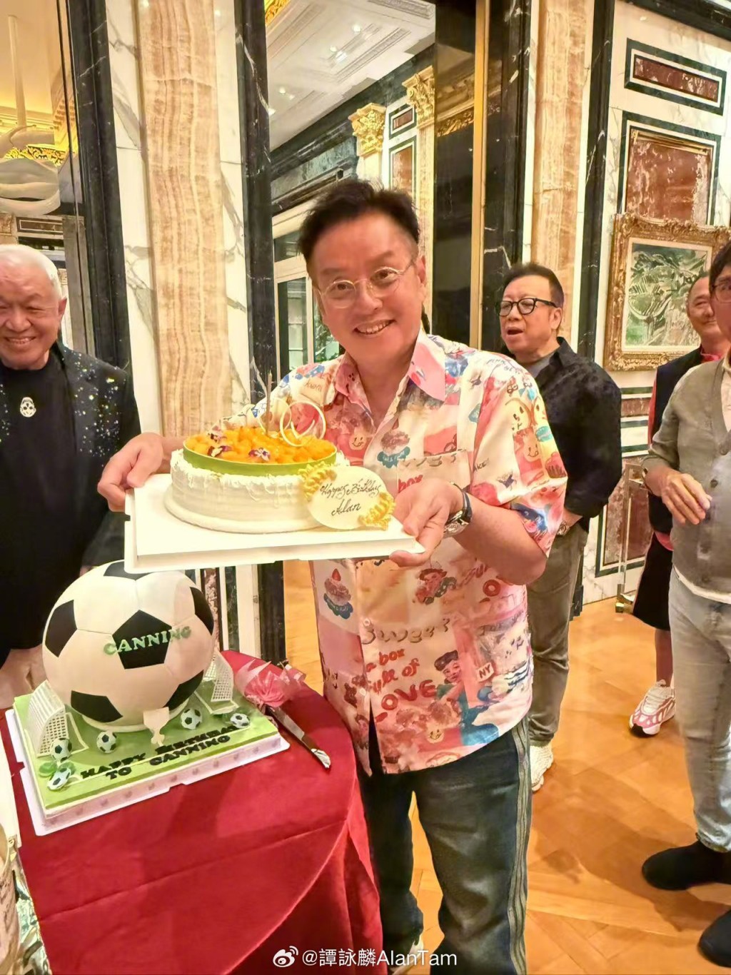 譚詠麟大把蛋糕要食。