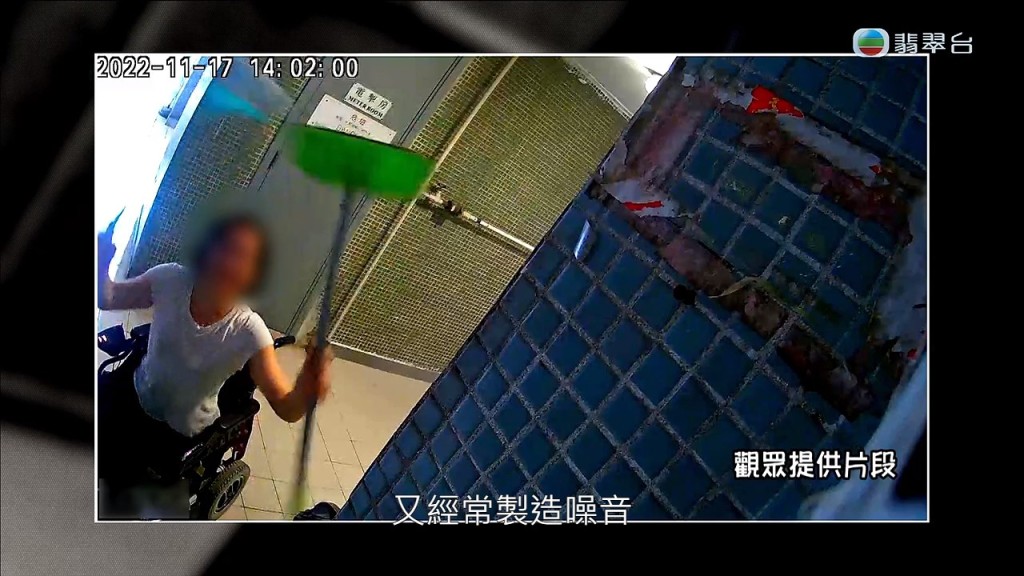 申请人家门安装的闭路电视拍到邻居疑于门外拍打制造噪音的片段。