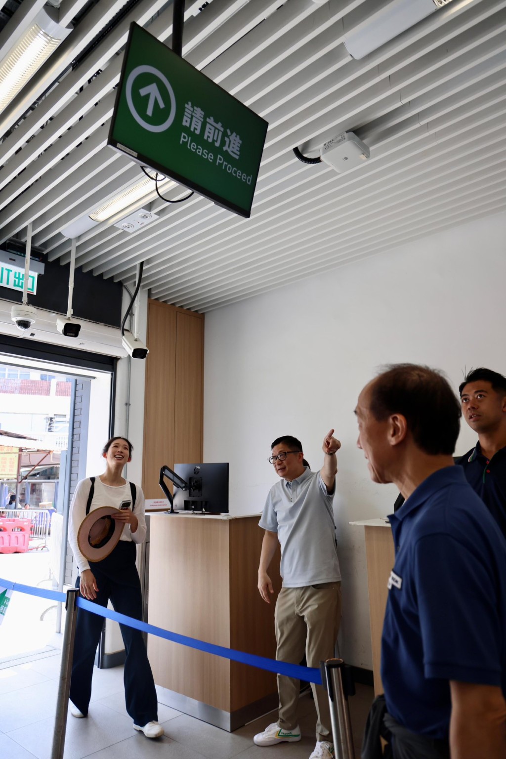 旅遊界立法會議員江旻憓(左)對「無感通關」似乎頗感興趣。 旅遊界立法會議員江旻憓(左)對「無感通關」似乎頗感興趣。