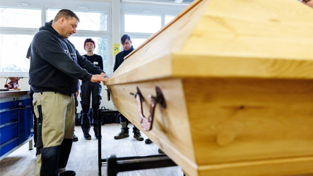 捷克8旬婦被宣告死亡，入棺後突然睜眼復活。法新社示意圖