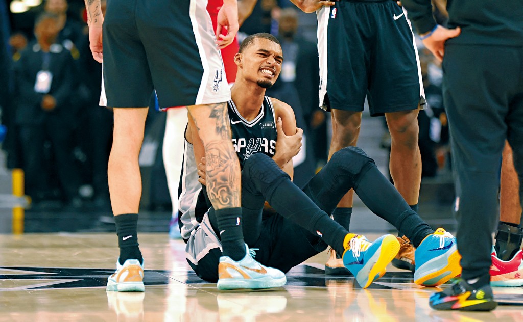 雲班耶馬受傷倒地。