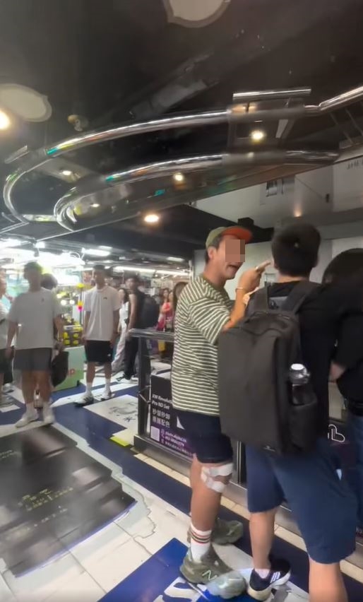 綠帽男要求黑衫情侶道歉。fb「香港突發事故報料區及討論區」影片截圖
