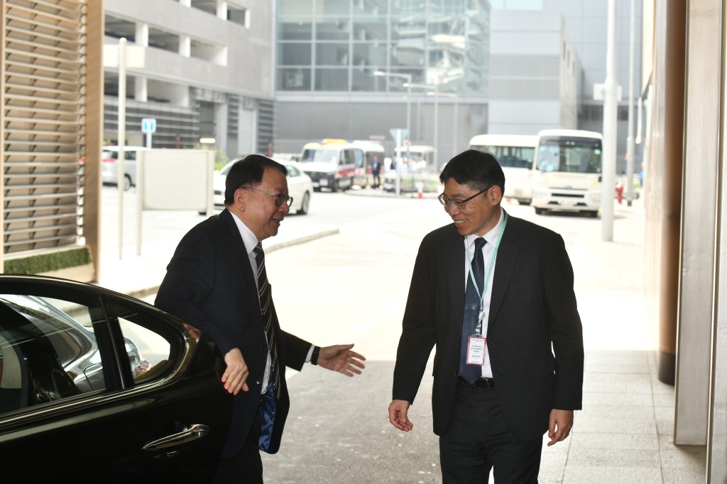 夏宝龙抵港，政务司司长陈国基到机场接送。卢江球摄