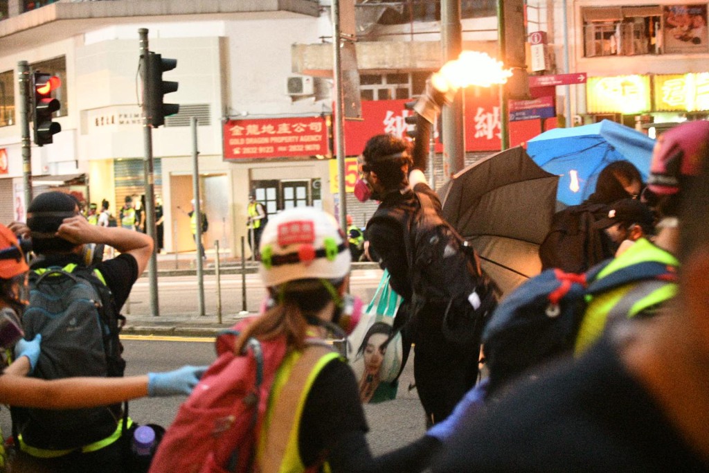 灣仔街頭示威者多次縱火投擲汽油彈