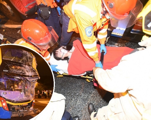 車禍造成70人受傷，其中一名在九巴上層的女乘客雙腳骨折被困，要由消防員救出。