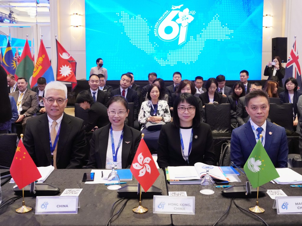 第六十一届亚太地区民航局局长会议在九月七日至十一日于马来西亚吉隆坡举行,香港民航处处长黄嘉华(右二)率领民航处代表团参加会议。会议期间,黄嘉华与中国民用航空局副局长梁楠(左二)及澳门民航局局长潘华健(右一)合照。 第六十一届亚太地区民航局局长会议在九月七日至十一日于马来西亚吉隆坡举行,香港民航处处长黄嘉华(右二)率领民航处代表团参加会议。会议期间,黄嘉华与中国民用航空局副局长梁楠(左二)及澳门民航局局长潘华健(右一)合照。