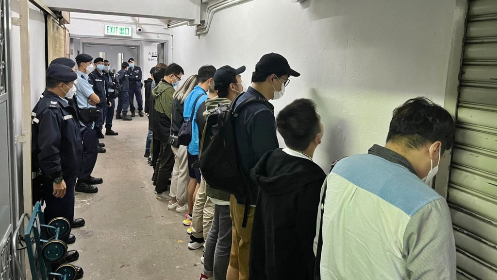 警方搗破一間懷疑非法賭博場所,共拘捕14人。警方圖片