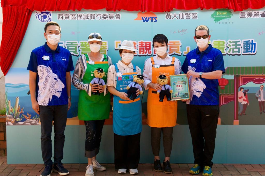 西贡分区警署与非政府机构「画美丽香港」及西贡区扑灭罪行委员会合办了一个名为「画靓西贡」的壁画活动。