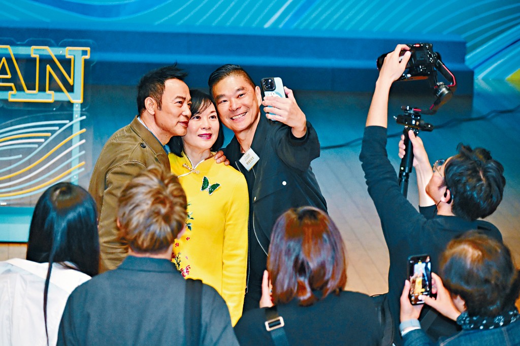 （左起）任達華、鄭文雅、鄧達智喺現場打卡留影，吸引全場目光。