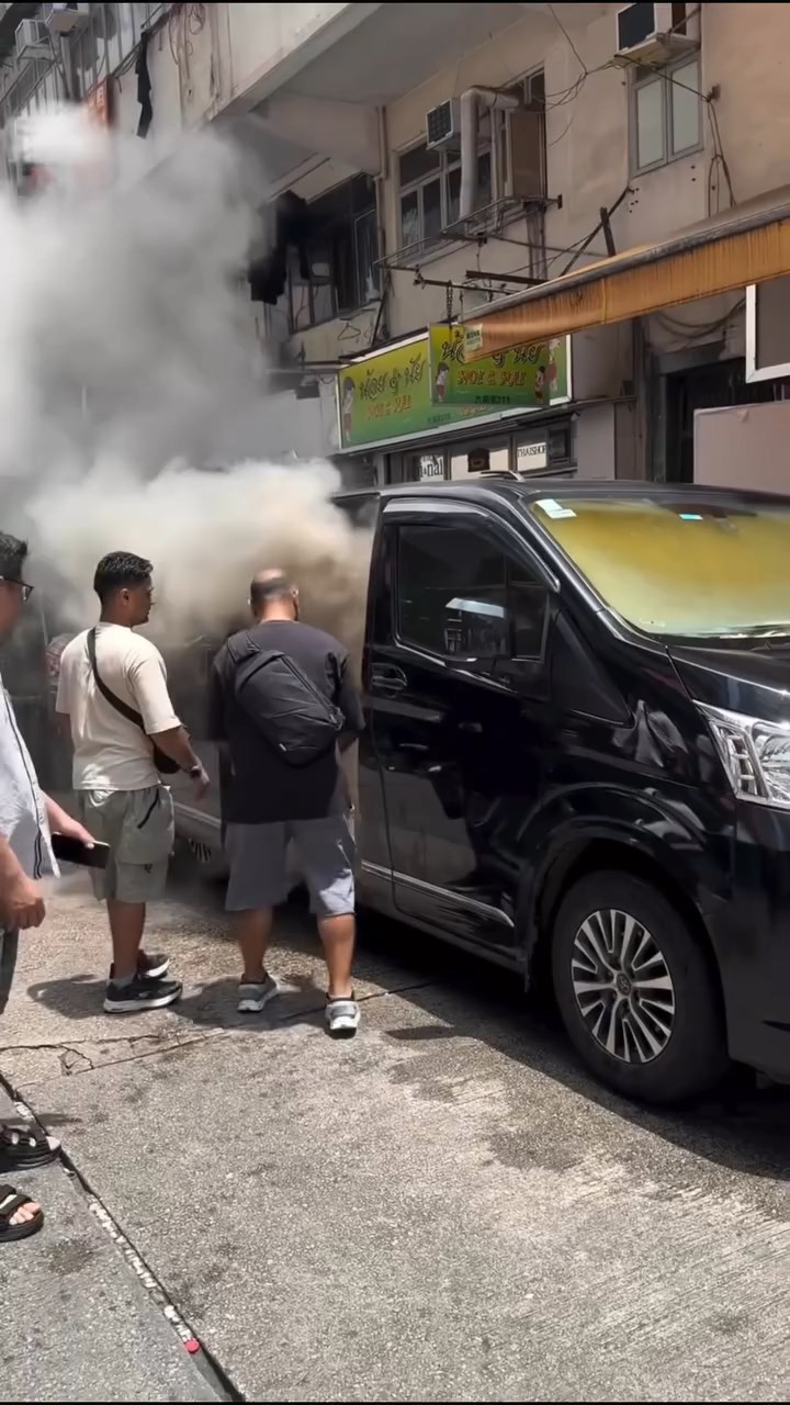有人上前拉開車門通風排煙。FB「馬誼郎」片段截圖