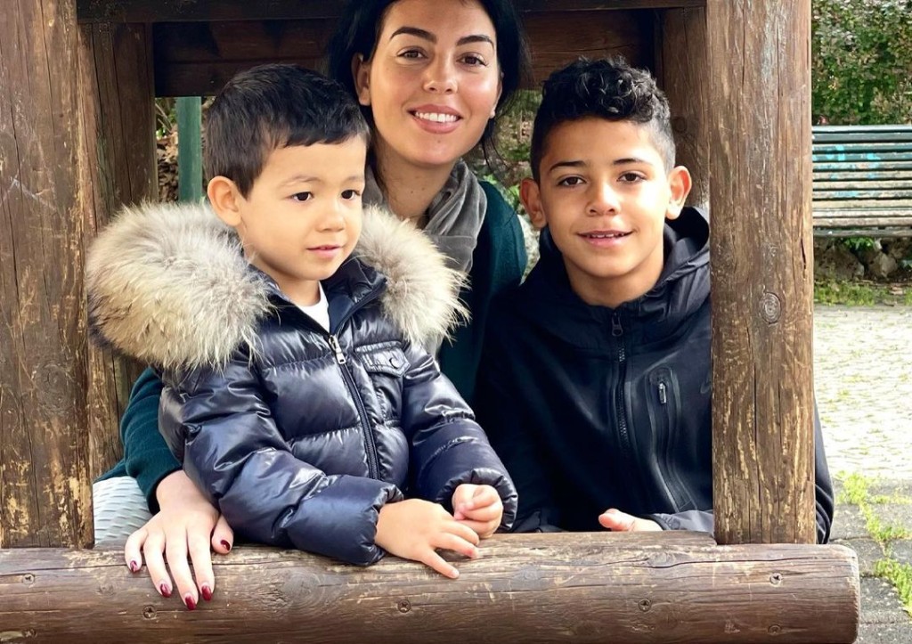 C朗嫂同C朗大仔Cristiano Jr.及龍鳳胎兒子。