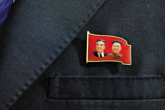 从北韩平民到最高层人士均佩戴金氏家族像章。