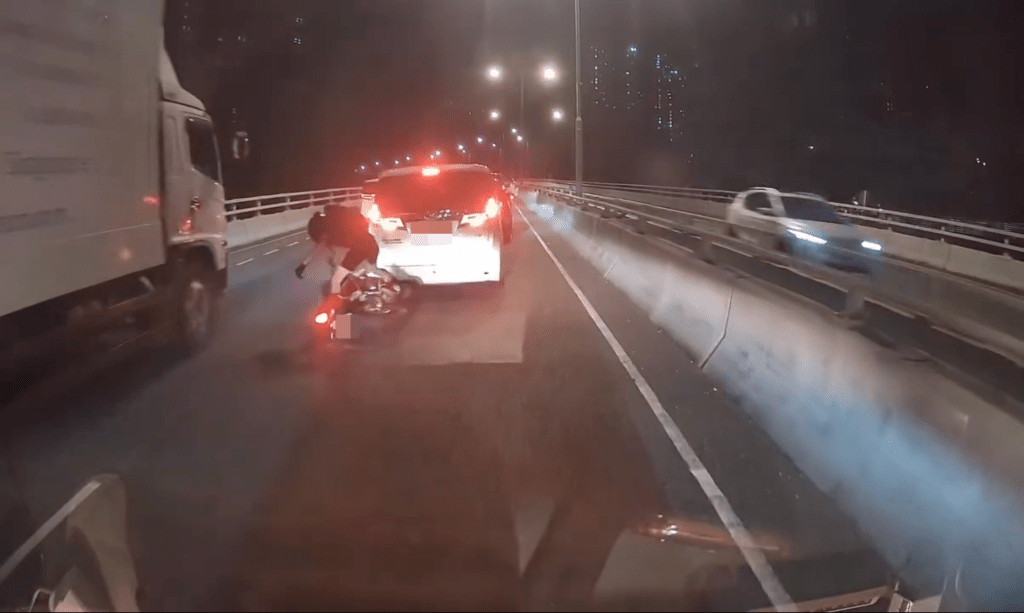 荃灣路電單車撞七人車　鐵騎士翻側險遭貨車撞。Facebook 車cam L（香港群組） 影片截圖