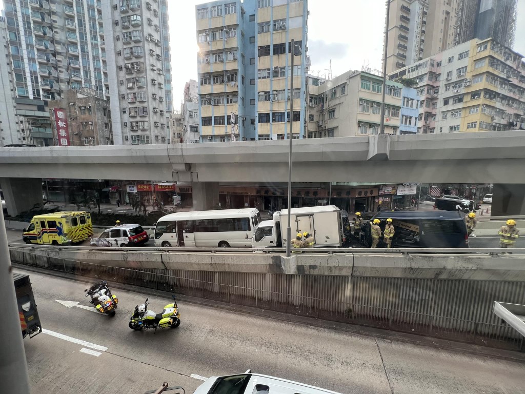塘尾道发生四车连环相撞。fb：香港交通及突发事故报料区