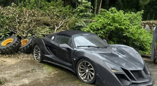 被閒置的Tesla跑車。橙柿互動