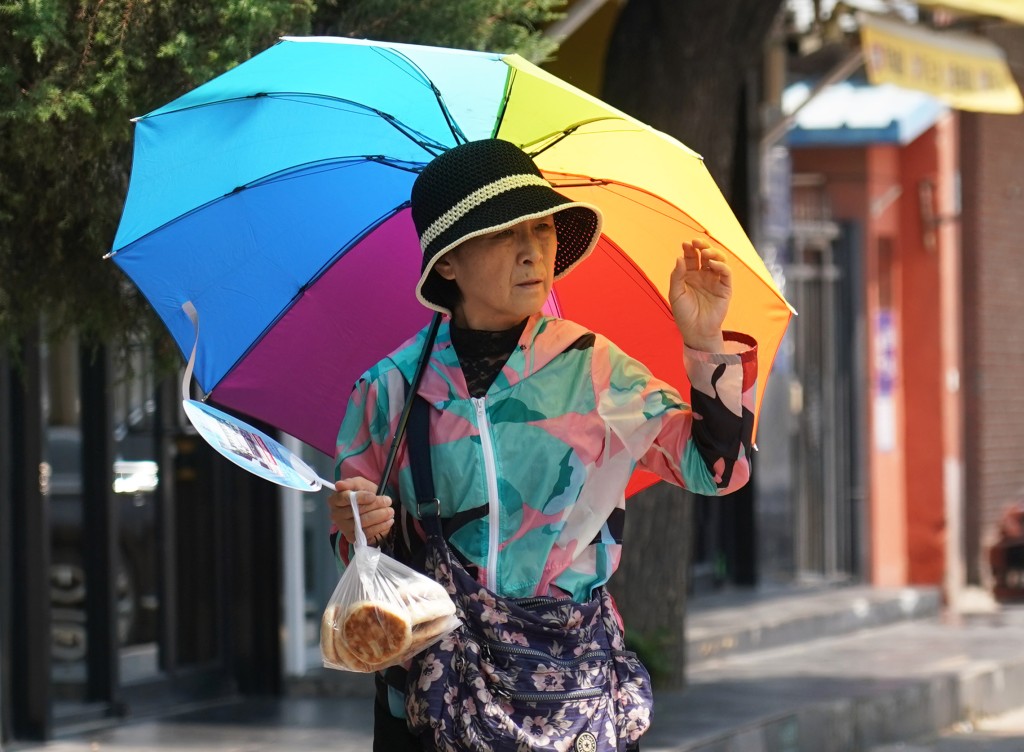 近日內地多地發出高溫警報。(新華社)