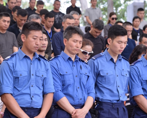 近500名消防員及市民默哀。