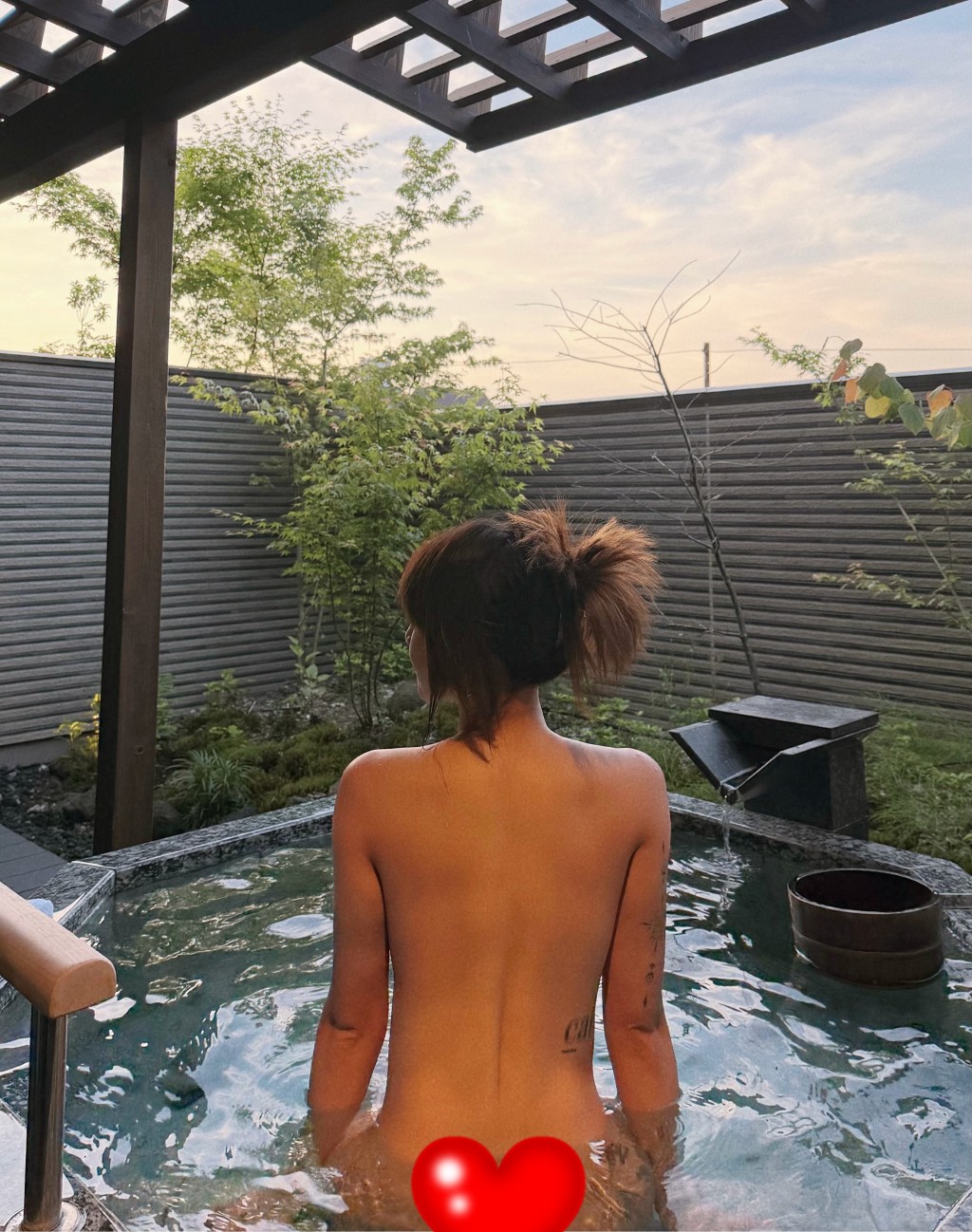 樂宜分享「全裸浸溫泉」的照片。 樂宜分享「全裸浸溫泉」的照片。