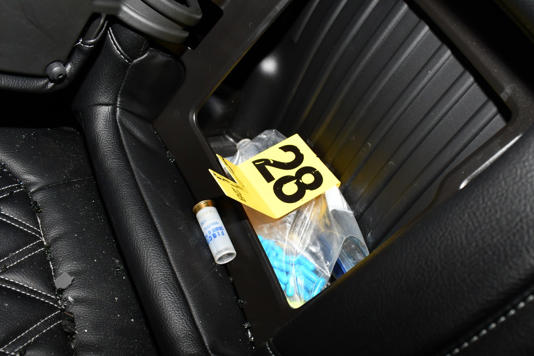 鉴证人员塔马西按提示在死者车上发现蓝色药丸。 Horry County Police Department