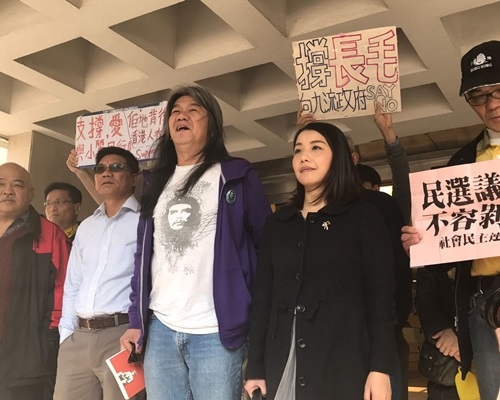 梁國雄(右二)指,四名議員「都係無錢嘅」。