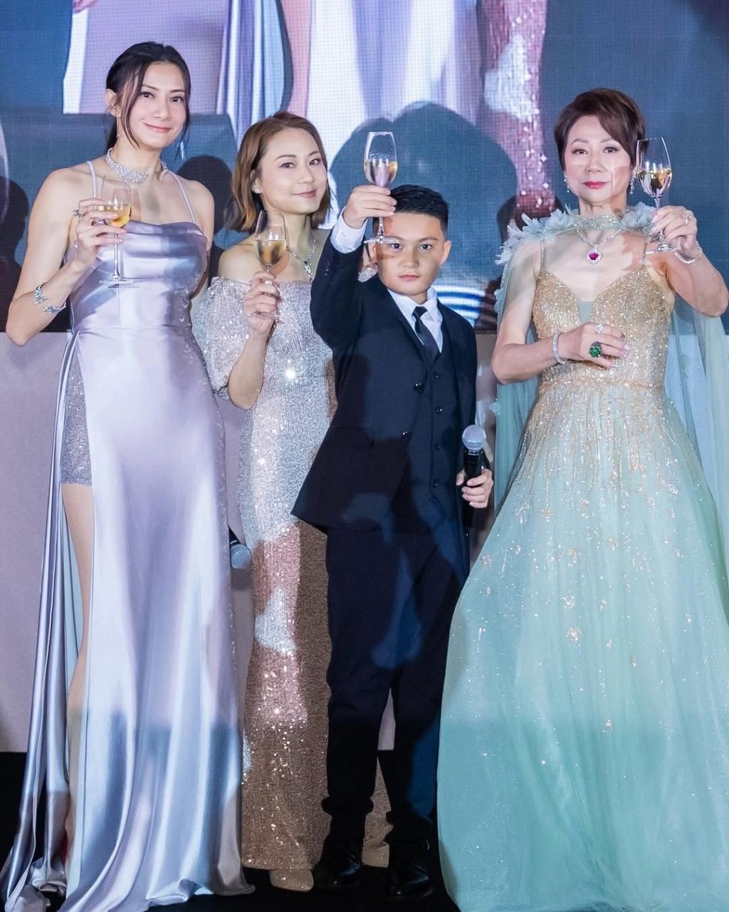 黃依汶三代同堂在台上祝酒。
