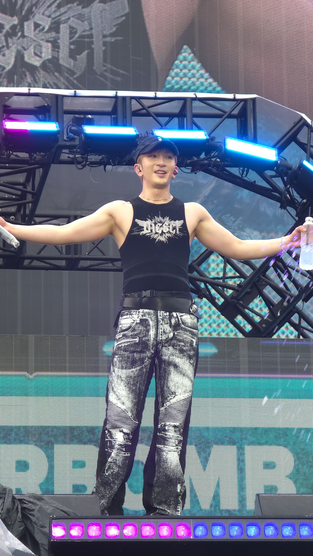 暖心的AL非常愛錫fans,叮嚀「神徒」記得飲水、搽防曬。 暖心的AL非常愛錫fans,叮嚀「神徒」記得飲水、搽防曬。