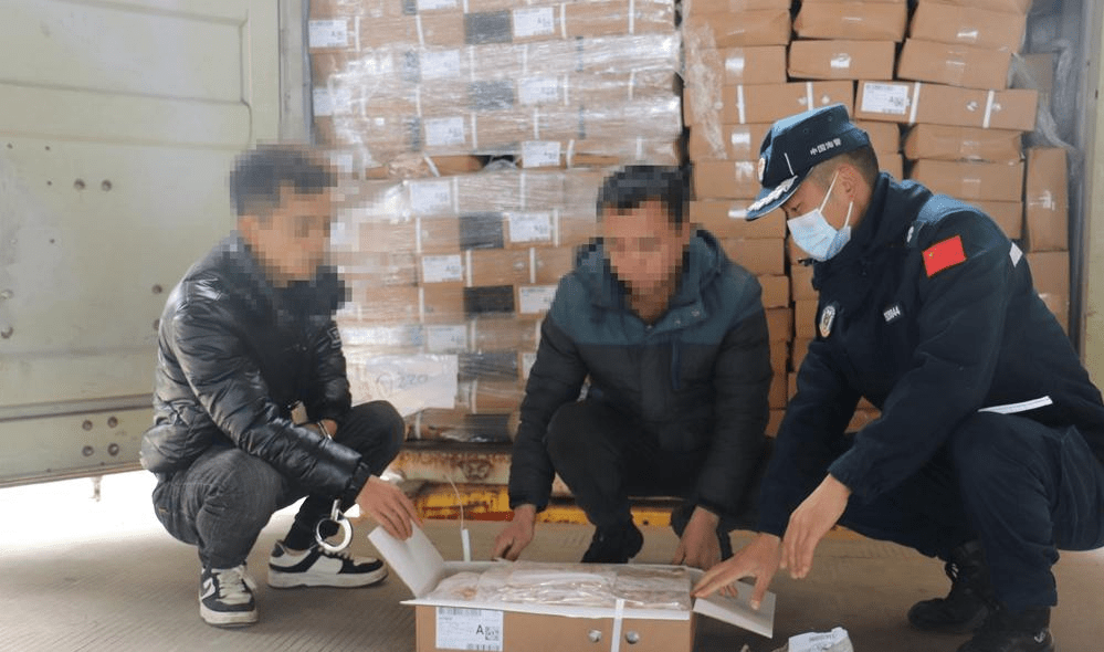 嫌疑人指認走私凍品現場。深圳海警局