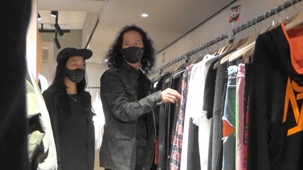 逛逛吓Joey又同相熟女店員吹水。