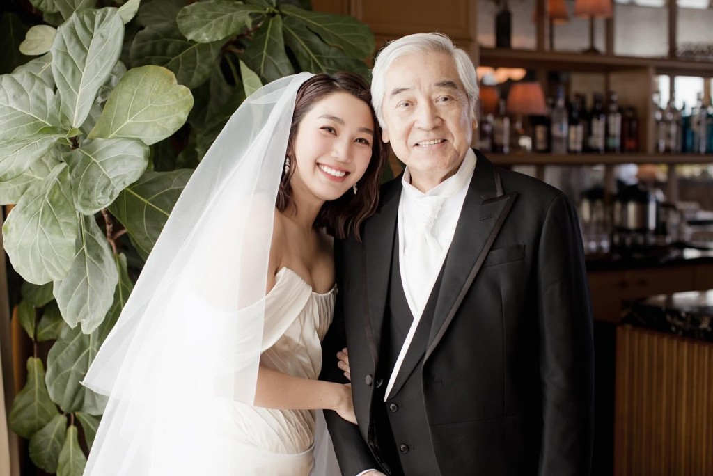 姜麗文如願穿上婚紗跟爸爸一起行禮。
