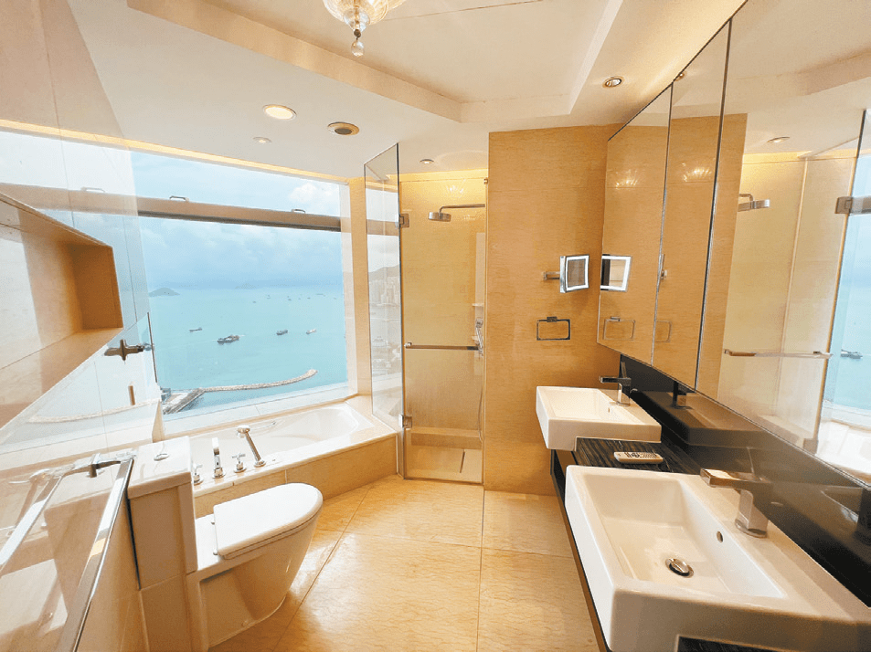 浴室空間寬敞，設雙洗手台、淋浴與浸浴區。