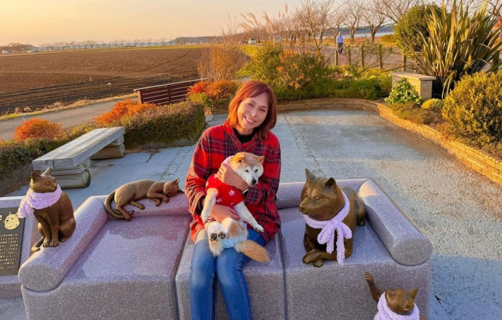 主人佐藤敦子為Kabosu與3位貓家人設立了紀念銅像。 Instagram