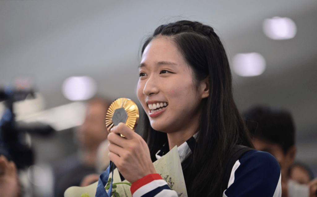 “剑后”江旻憓获赛马会“优秀运动员奖励计划”颁发600万港元奖金。