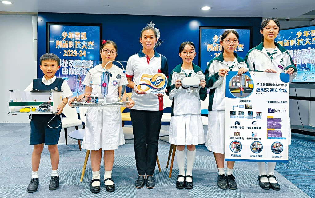 警務處公共關係部少年警訊組督察徐曉昕（左三）讚賞得獎者蔡錡浚、楊曉悅、陳曉澄、李美琳、林美喬（左至右）的作品具有創意及實際功用。