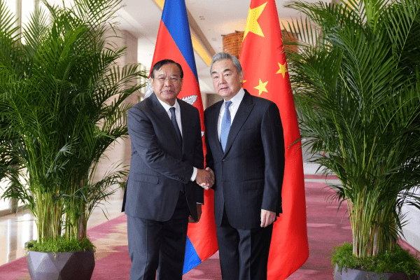 王毅在雲南會見柬埔寨副首相兼外交大臣布拉索昆。 外交部